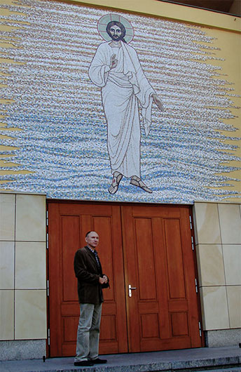 Projekt i realizacja – Mirosław Grzelak, Chrystus, 2011, mozaika, fasada kościoła pw. Św. Józefa w Warszawie - Ursusie
