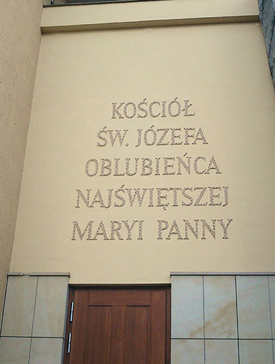 Projekt i realizacja – Mirosław Grzelak, Napis, 2012, mozaika, fasada kościoła w Warszawie - Ursusie