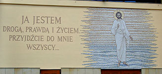 Projekt i realizacja – Mirosław Grzelak, <em>Chrystus</em>, 2011, mozaika, na fasadzie kościoła pw. św. Józefa w Warszawie - Ursusie
