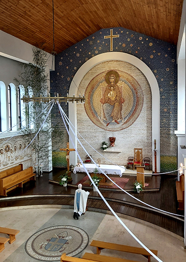 Projekt i realizacja – Mirosław Grzelak, Matka Boska z Chrystusem, 2008 - 2013, mozaika, kościół  Niepokalanego Poczęcia N.M.P. w Łodzi - Andrzejowie 