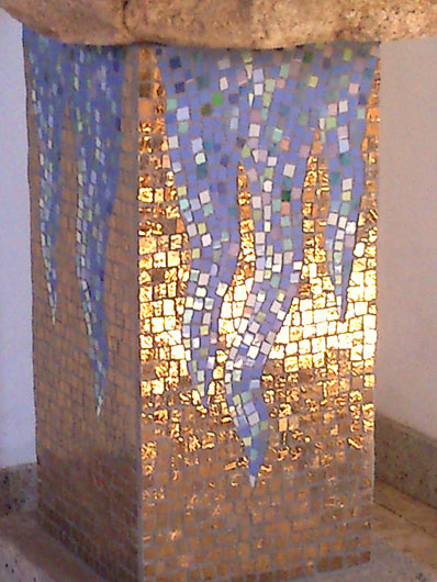 Projekt i realizacja – Mirosław Grzelak, 2013, mozaika na chrzcielnicy, kościól w Łodzi – Andrzejowie