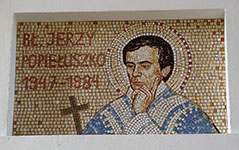 Projekt i realizacja - Mirosław Grzelak, 2015, <em>Bł. Jerzy Popiełuszko</em>, mozaika, kościół w Łodzi – Andrzejowie