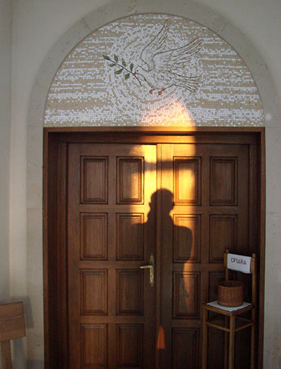 Projekt i realizacja – Mirosław Grzelak, Gołębica, 2004, mozaika sakralna, kaplica braci dolorystów w Józefowie k. Otwocka
