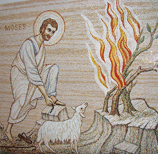 Projekt i realizacja – Mirosław Grzelak, Mojżesz przed krzewem gorejącym, 2010, mozaika, 450 x 230 cm, fragment, kaplica braci dolorystów w Józefowie k. Otwocka