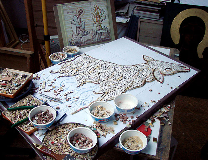 Projekt i realizacja – Mirosław Grzelak, Mojżesz przed krzewem gorejącym, 2010, mozaika sakralna, fragment, pracownia