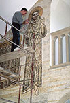 Projekt i realizacja – Mirosław Grzelak, <em>Św. Franciszek</em>, 2003, mozaika sakralna, kaplica braci dolorystów, Józefów k. Otwocka