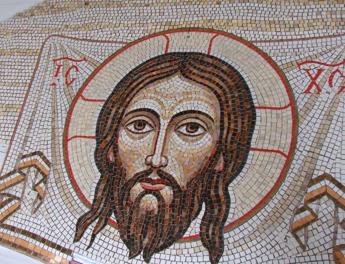 Projekt i realizacja - Mirosław Grzelak, Mandylion, 2020, mozaika, kaplica Nuncjatury Apostolskiej w Warszawie