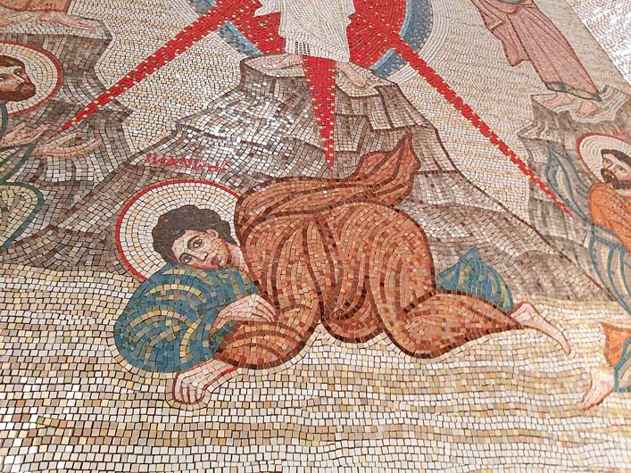 Projekt i realizacja - Mirosław Grzelak, Przemienienie (fragment), 2020, mozaika, kaplica Nuncjatury Apostolskiej w Warszawie