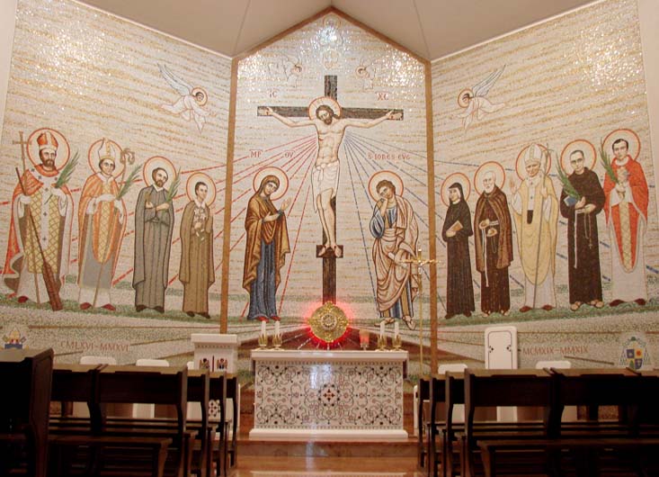 Projekt i realizacja - Mirosław Grzelak, Ukrzyżowanie i świeci polscy, 2017 - 2019, mozaika,1020 cm x 670 cm, kaplica Nuncjatury Apostolskiej w Warszawie