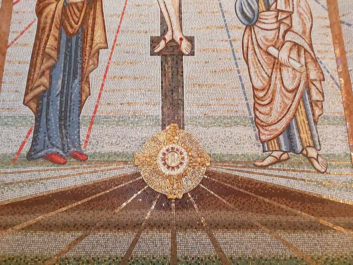 Projekt i realizacja - Mirosław Grzelak, Ukrzyżowanie i święci polscy, 2017 - 2019, mozaika, fragment, kaplica Nuncjatury Apostolskiej w Warszawie