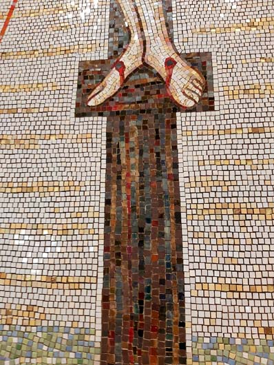 Projekt i realizacja - Mirosław Grzelak, Ukrzyżowanie i święci polscy, 2017 - 2019, mozaika, fragment, kaplica Nuncjatury Apostolskiej w Warszawie