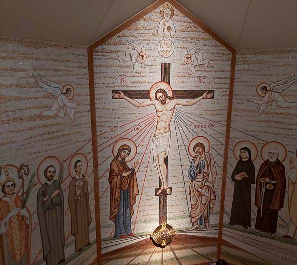 Projekt i realizacja - Mirosław Grzelak, Ukrzyżowanie i święci polscy, 2017 - 2019, mozaika, fragment, kaplica Nuncjatury Apostolskiej w Warszawie