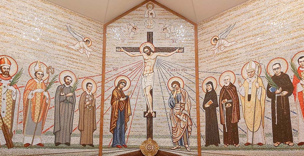 Projekt i realizacja - Mirosław Grzelak, Ukrzyżowanie i święci polscy, 2017 - 2019, mozaika, fragment, kaplica Nuncjatury Apostolskiej w Warszawie