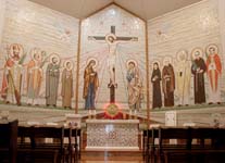 Projekt i realizacja - Mirosław Grzelak, Ukrzyżowanie i świeci polscy, 2017 - 2019, mozaika,1020 cm x 670 cm, kaplica Nuncjatury Apostolskiej w Warszawie