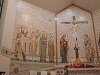 Projekt i realizacja - Mirosław Grzelak, Ukrzyżowanie i święci polscy, 2017 -  2019, mozaika, fragment, kaplica Nuncjatury Apostolskiej w Warszawie
