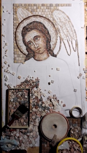 Mirosław Grzelak, Anioł, 2016, mozaika, fragment, pracownia