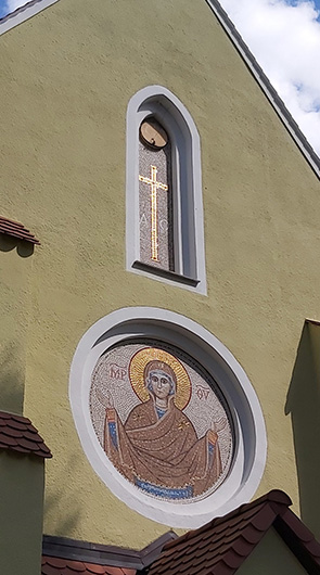 Matka Boska Orantka, 2025, mozaika, kościół w Przysieczy