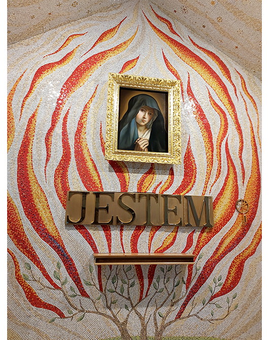 Projekt i realizacja - Mirosław Grzelak, Krzew Gorejący, 2022, mozaika, fragment, kościół pw. N.M.P. Matki Odkupiciela w Łodzi