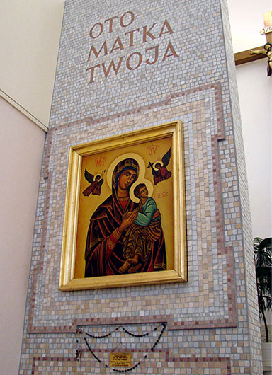 Projekt i realizacja – Mirosław Grzelak, Ikona i tło mozaikowe, 2005, kościół parafialny pw. Zwiastowania Najświętszej Marii Panny w Rąbieniu