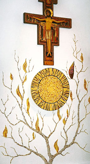 Projekt i realizacja – Mirosław Grzelak, Krzew Gorejący, 2005, mozaika, i Krzyż św. Franciszka, pracownia