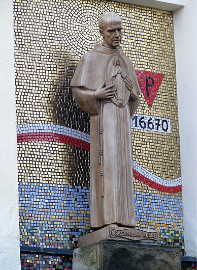 Projekt i realizacja – Mirosław Grzelak, Tło z mozaiki ceramicznej, 2009, kościół pw. św. Krzysztofa w Podkowie Leśnej