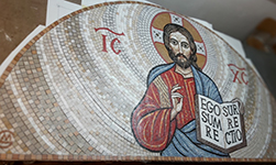 Projekt i realizacja – Mirosław Grzelak, <em>Chrystus Pantokrator</em>, 2021, mozaika, pracownia