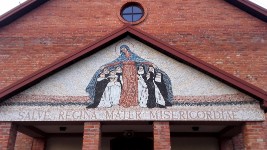 Mirosław Grzelak, Opieka Maryi, 2017, mozaika, klasztor dominikanek, Radonie